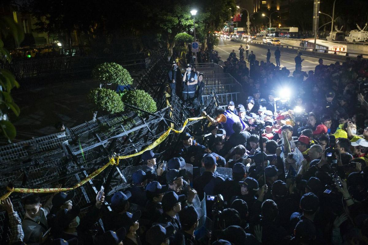 勞團在行政院外發起多次行動,試圖要衝破警方封鎖線,但都遭到優勢警力阻擋。