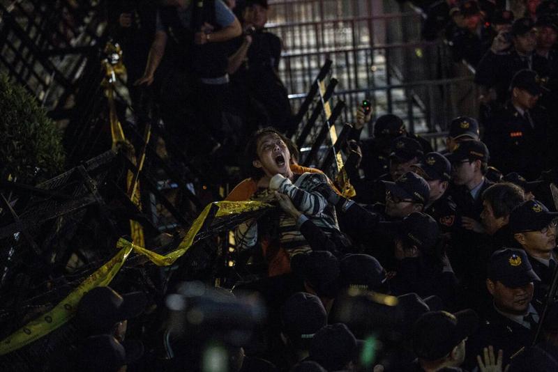 勞團多次與警方爆發推擠衝突　晚間宣布解散