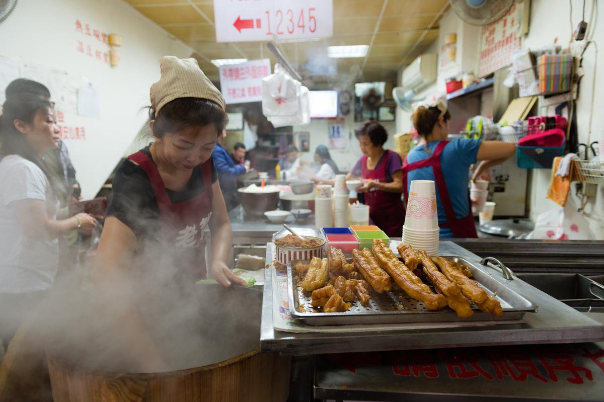 蒸騰的桶蒸糯米飯,是老戴豆漿大王店頭的美麗風景。