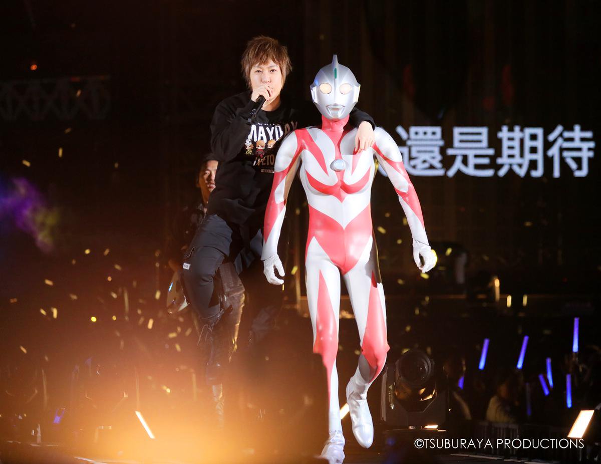 阿信從小就是「超人力霸王」粉絲,看到本尊到場非常興奮。(相信音樂提供)