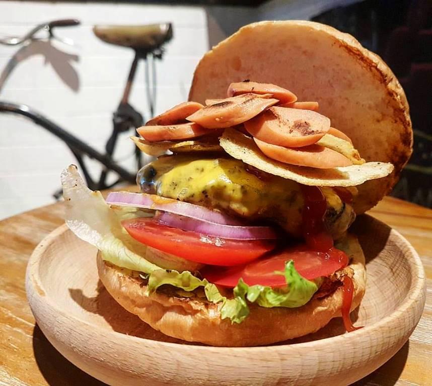 殘念漢堡3:「樂事鹽烤蒜佐香煎小熱狗牛肉漢堡」。(翻攝「Take Out Burger & Cafe」粉專)
