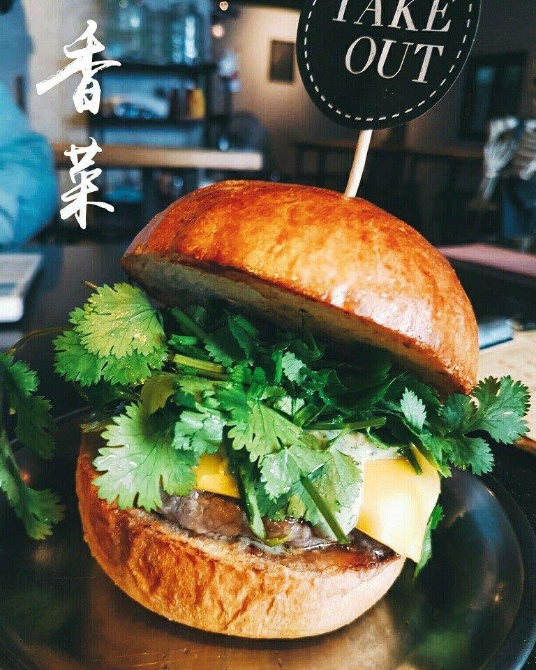 殘念漢堡1:「香菜漢堡」。(翻攝「Take Out Burger & Cafe」粉專)
