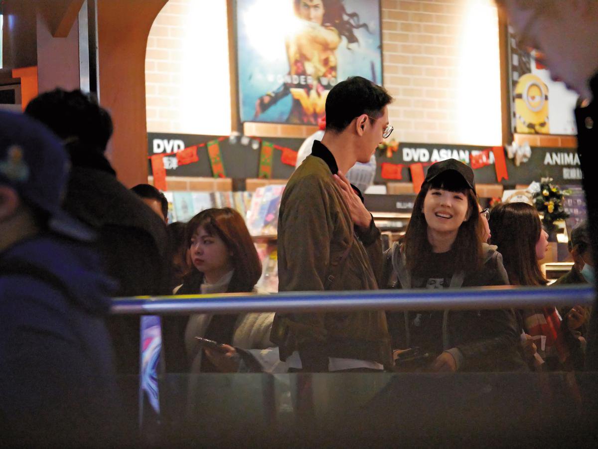 12/25 20:24,許瑋甯和劉又年現身信義威秀影城,2人有說有笑排隊買飲料。