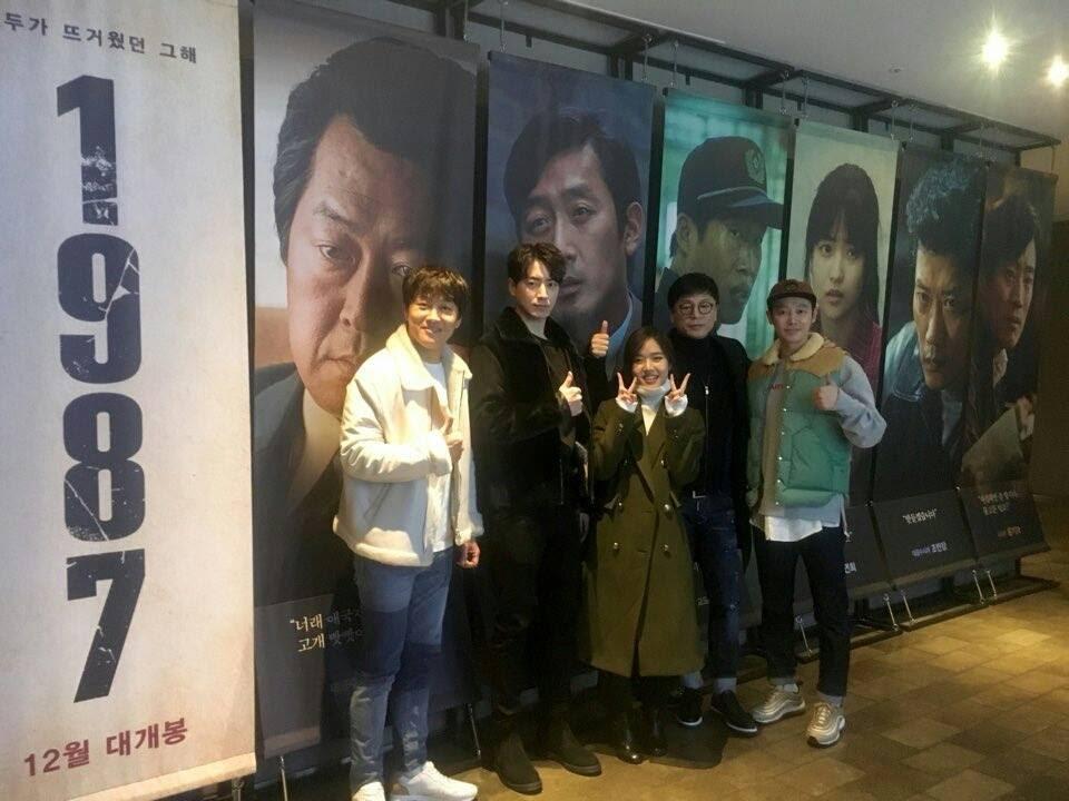 車太鉉（左起）、李浚赫、金香起、金容華導演、金東昱在《1987：黎明到來的那一天》海報前大方比讚，互相為對方加油打氣。（翻攝自LOTTE娛樂臉書）