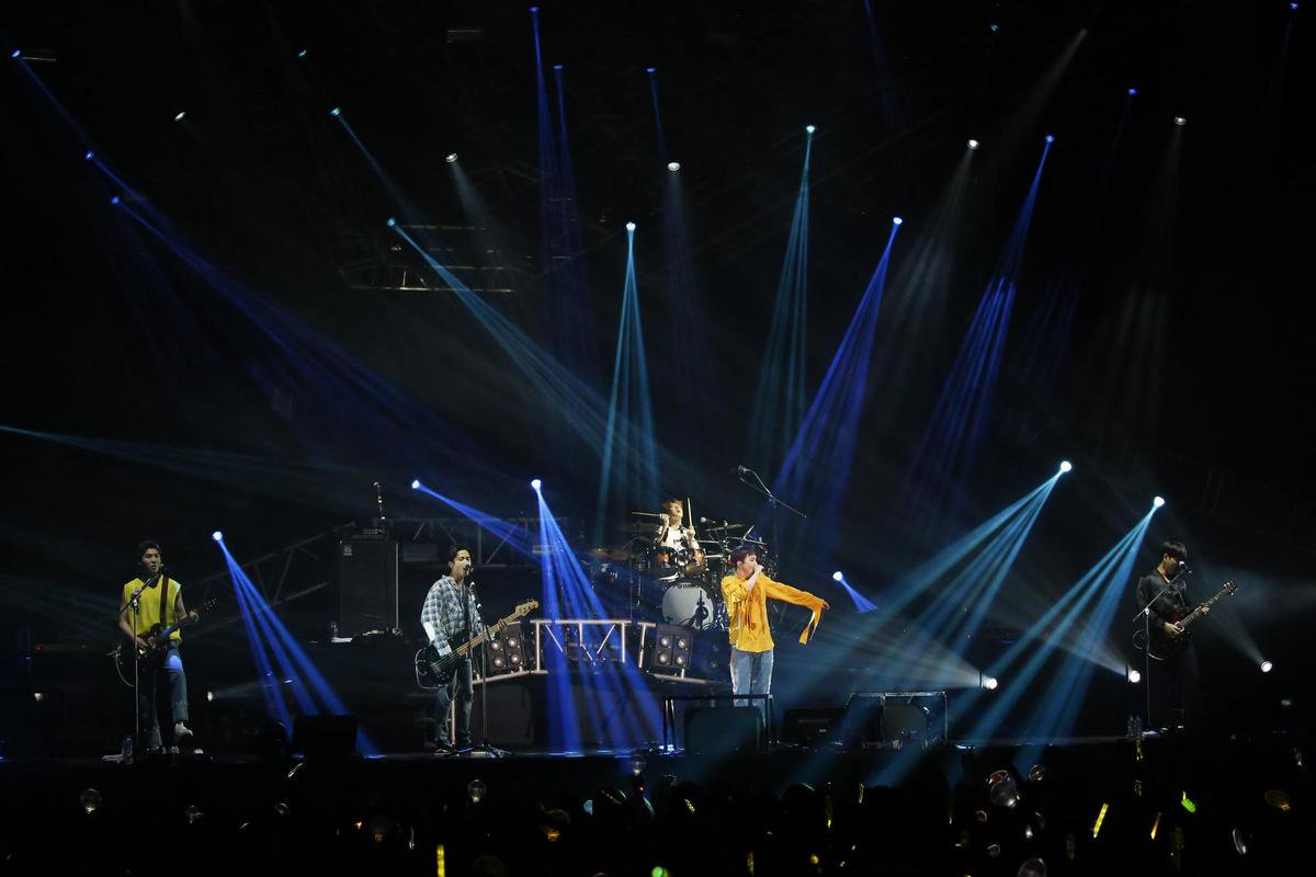 FTISLAND出道超過10年,第一位人夫成員是老么敏煥,其他成員傳將在他婚禮上唱祝歌獻上祝福。