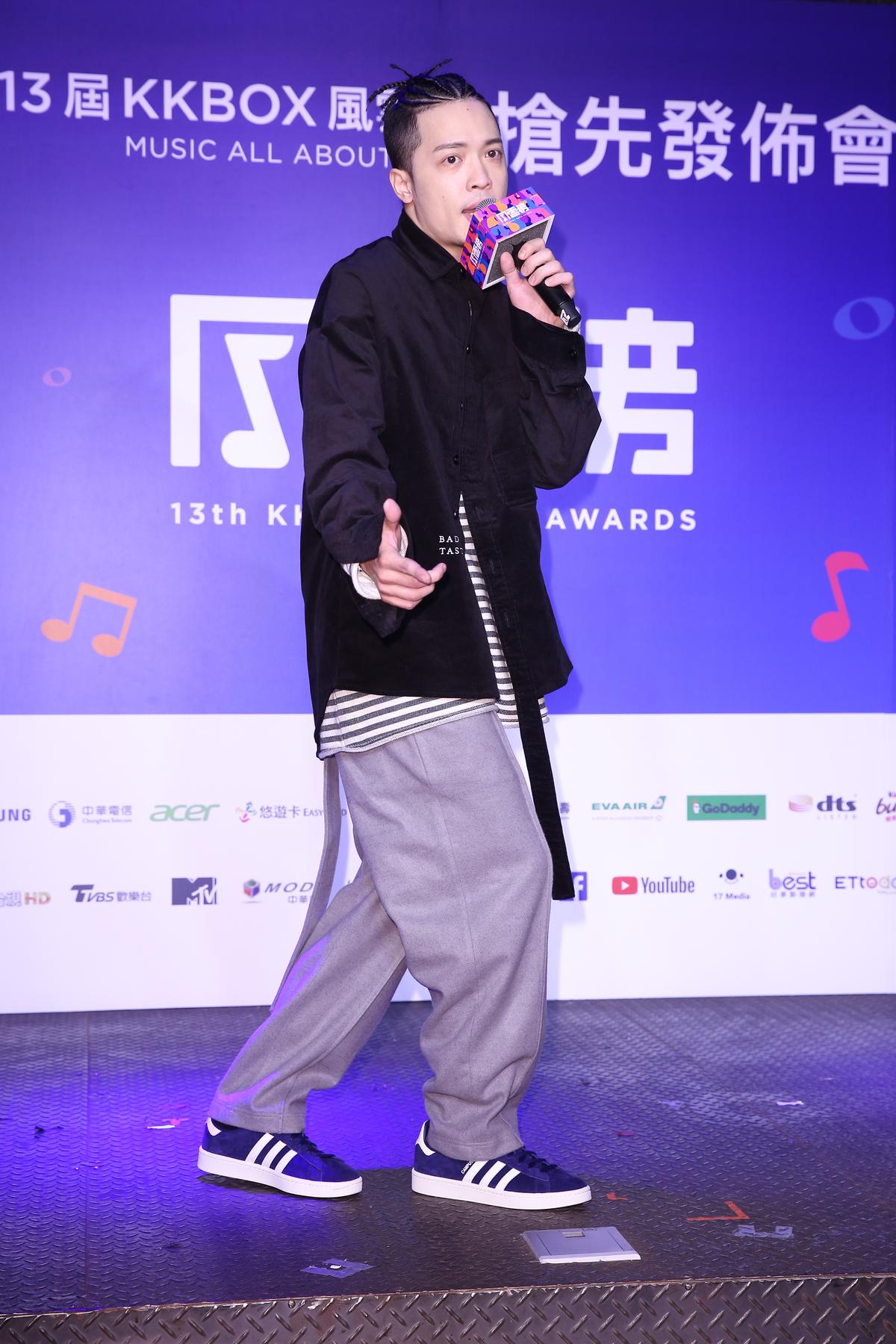 J.Sheon拿下年度最佳新人獎，發佈會上現場演出展現實力。