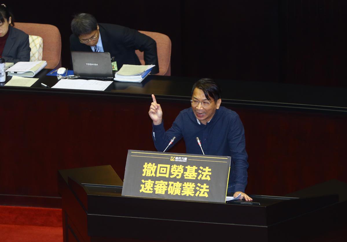 時代力量總召徐永明抨擊這次臨時會是立院恥辱。