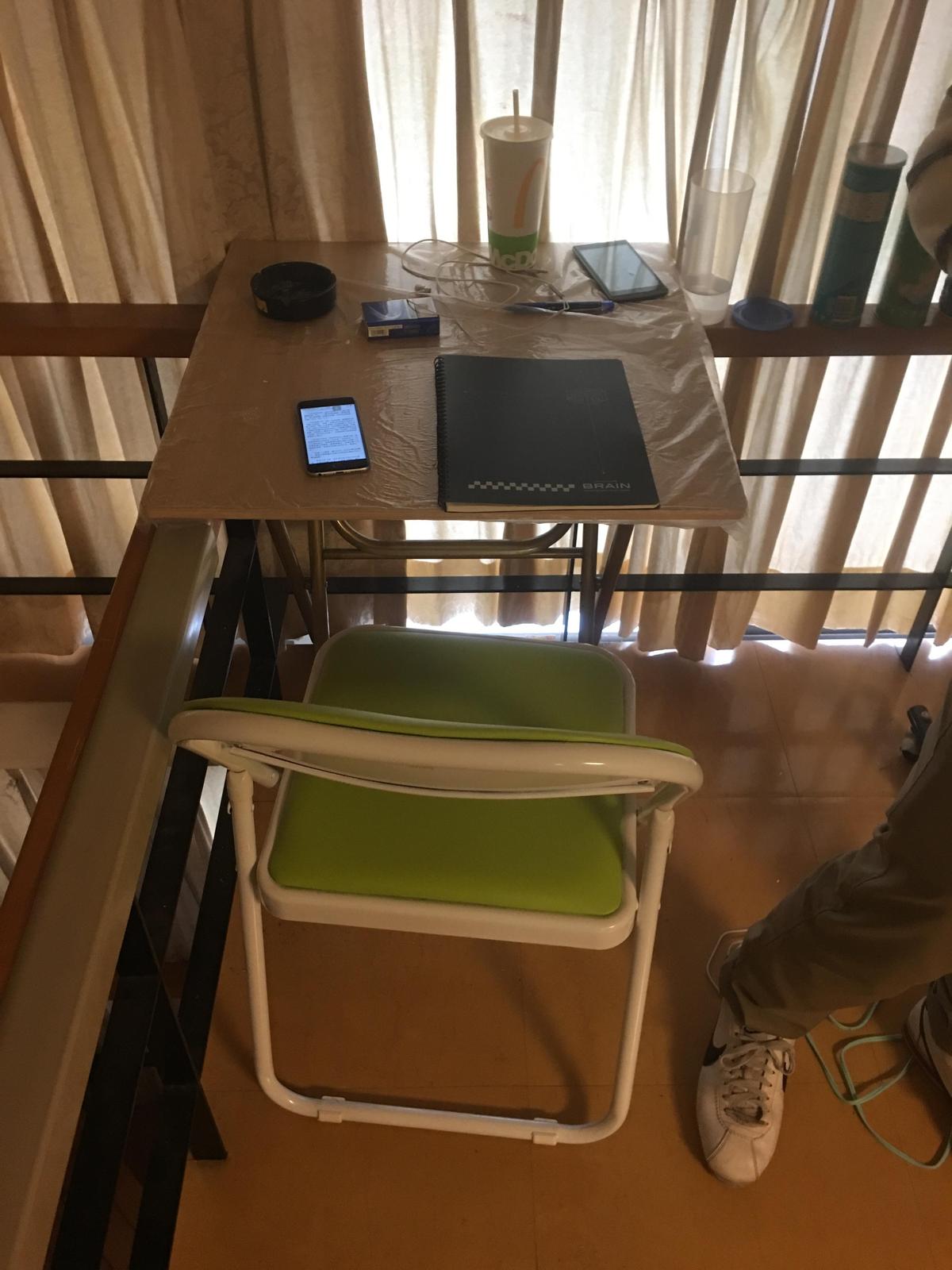 嫌犯桌上還有來不及收拾的教戰手則,成為犯罪鐵證。(刑事局提供)