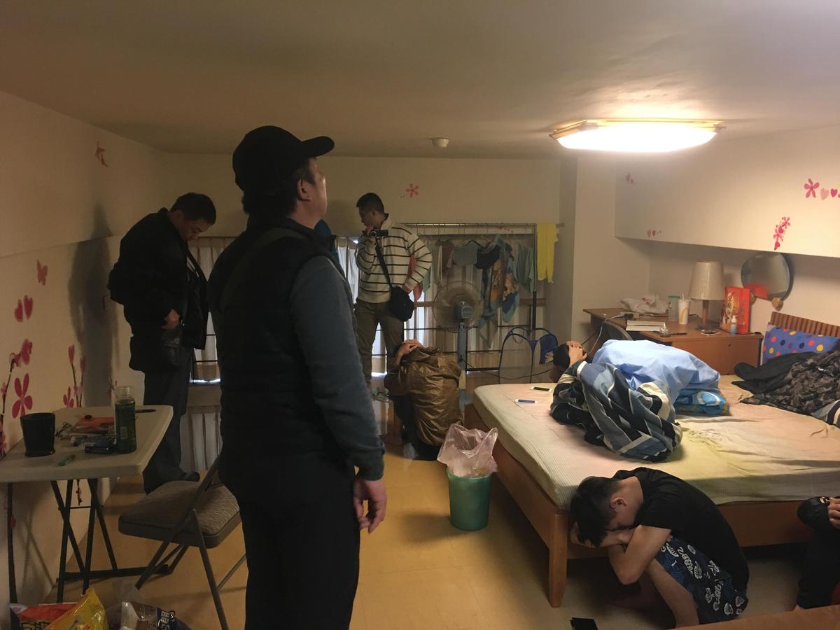 張嫌等人藏身北市中山區的華厦內,遭警方破門而入。(刑事局提供)