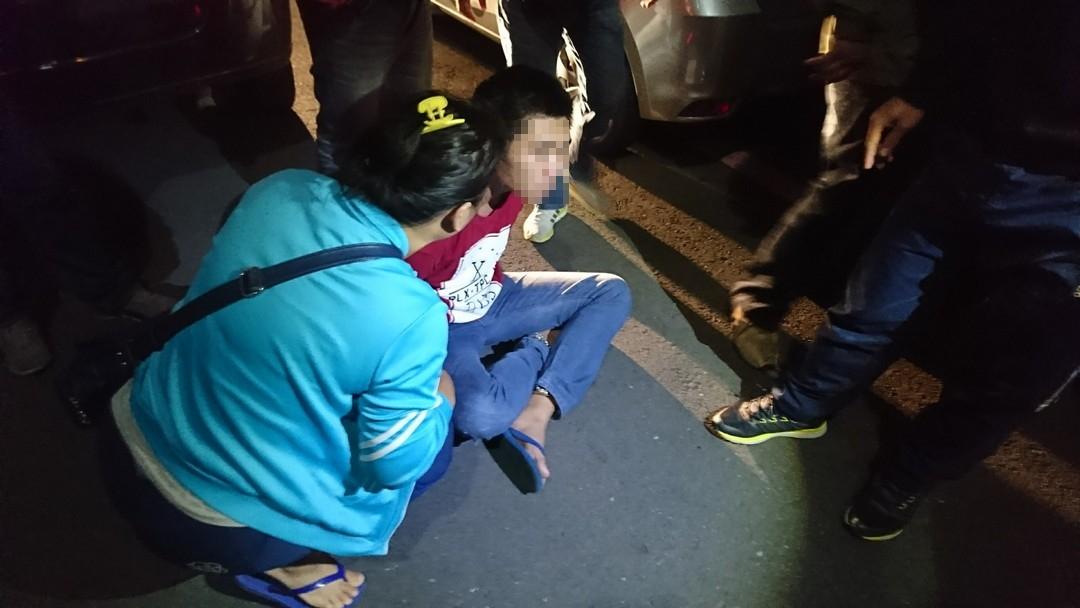張姓主嫌見到大批警圍捕,一度持上膛槍想要反擊,背上銬後還不顧母親在一旁怒嗆警 「不然打死我」態度相當囂張。(警方提供)