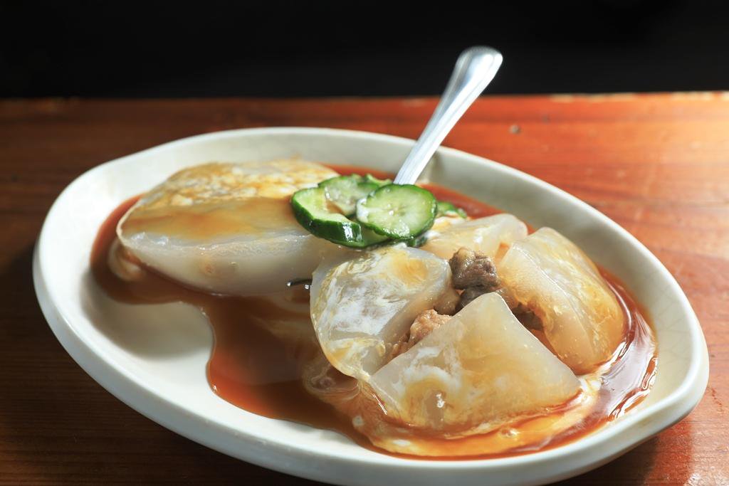 「涼肉圓」外皮像夜市QQ涼圓,醬汁鹹甘、有沙拉甜酸,讓瘦肉塊變得潤口。(60元/份)