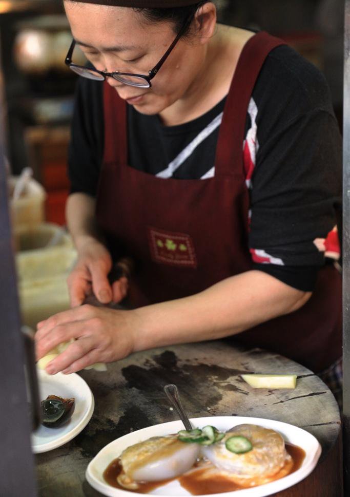 老闆娘手腳俐落,一個人Hold住整家店。