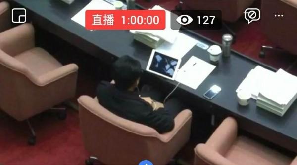 遭網友爆料在議場中用平板看電影,且疑似觀看盜版片,林俊憲在臉書大動作回應。(翻攝網路)