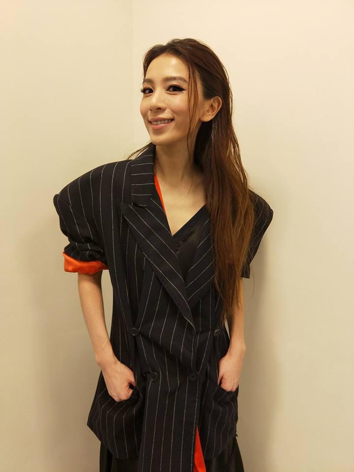 Hebe參加選秀，與Selina、Ella組成S.H.E，於2001年正式出道。