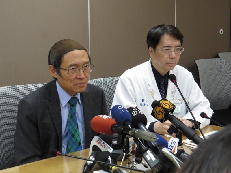 馬偕醫院董事長劉伯恩(左)1月18日遭董事會停權。