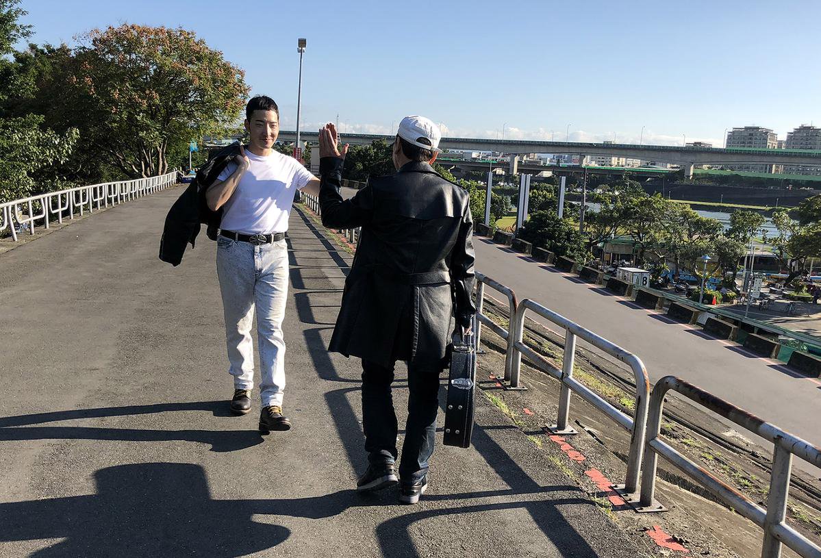 趙傳找來許時豪在MV中扮演年輕時的自己,2人還在平行時空中相遇。(旋風音樂)