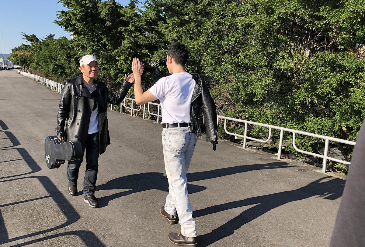 趙傳找來許時豪在MV中扮演年輕時的自己,2人還在平行時空中相遇。(旋風音樂)