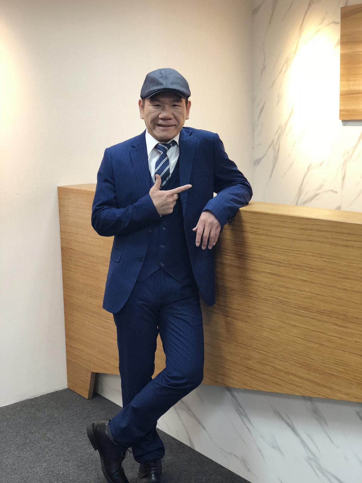 趙傳拍攝〈名不虛傳〉MV,穿上20年前的西裝扮演總經理。(旋風音樂)
