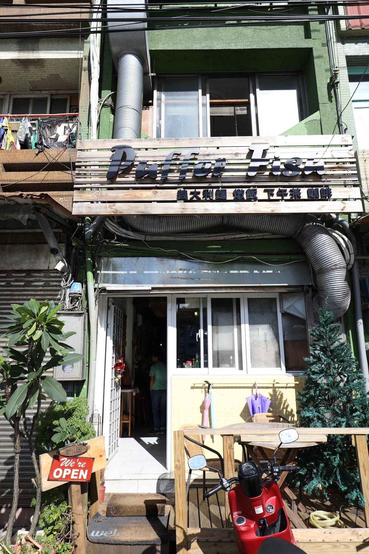 餐館門面是透天厝,進了門別有洞天。
