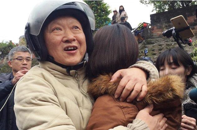 花蓮居民脫困餘悸猶存 父女平安見面淚連連