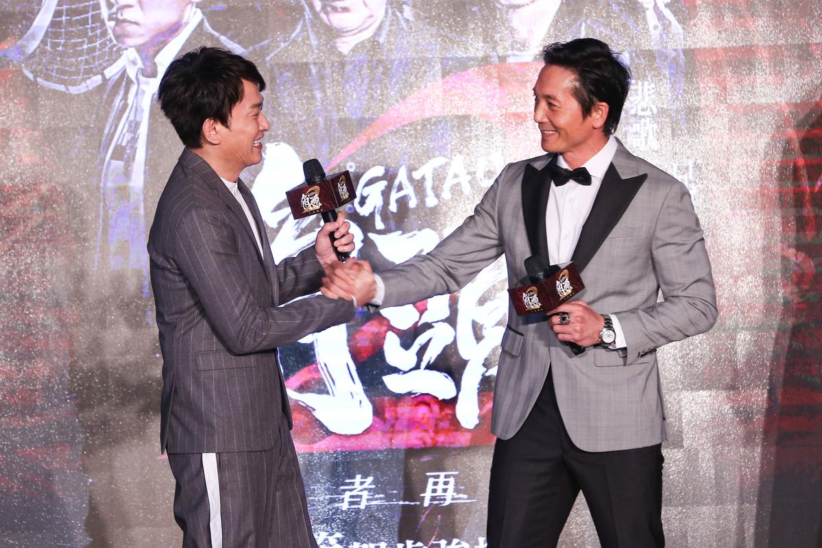 《角頭2》兩大山頭王識賢(左)與鄒兆龍(右),在台上重現片中「鬥陣ㄟ」的友好招牌動作,打破不合傳言。