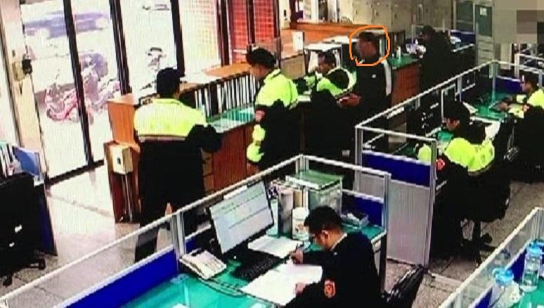 男被帶回警所不斷哀嚎。（警方提供）