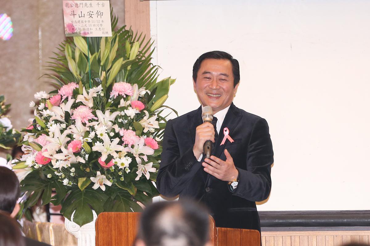 與乾德門情同父子的湯志偉在告別式上擔任引言角色。