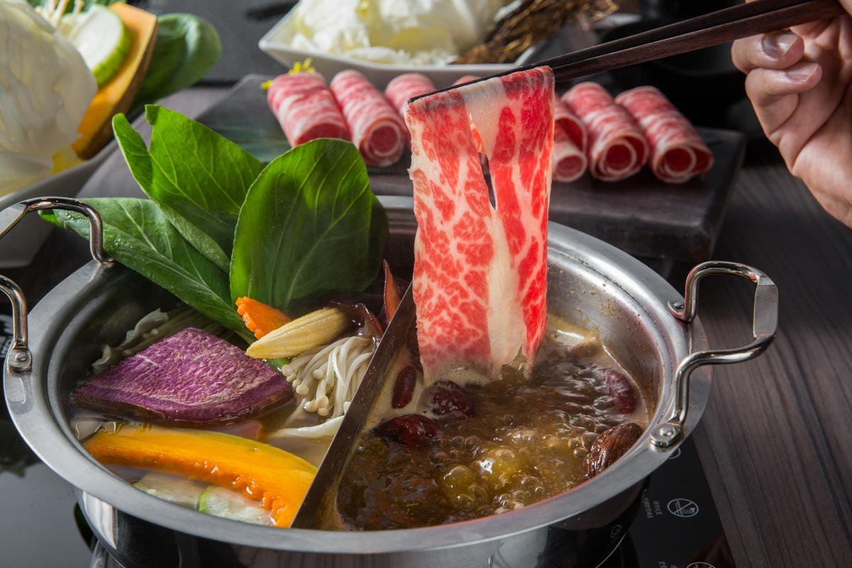 湯底有甘甜的「蔬菜柴魚湯」,和香氣濃郁、口味不會過重的「蒙古香辣湯」可選擇。