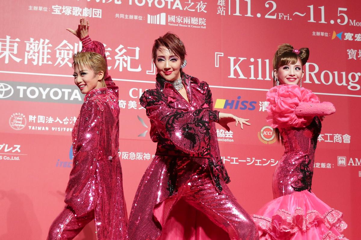 寶塚歌劇團星組演員紅悠智露、綺咲愛里(右)與禮真琴(左)將率全體星組演員舉辦第三次台灣公演。