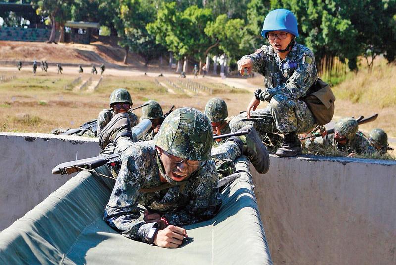 防彈變防曬? 國軍頭盔換裝補土當鋼盔用