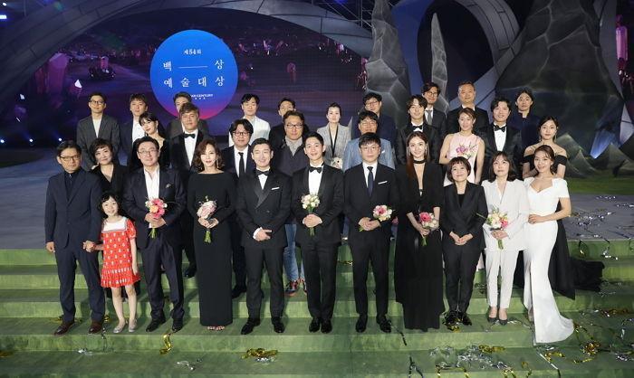 哥就是人氣! 丁海寅站中位被批不懂禮數