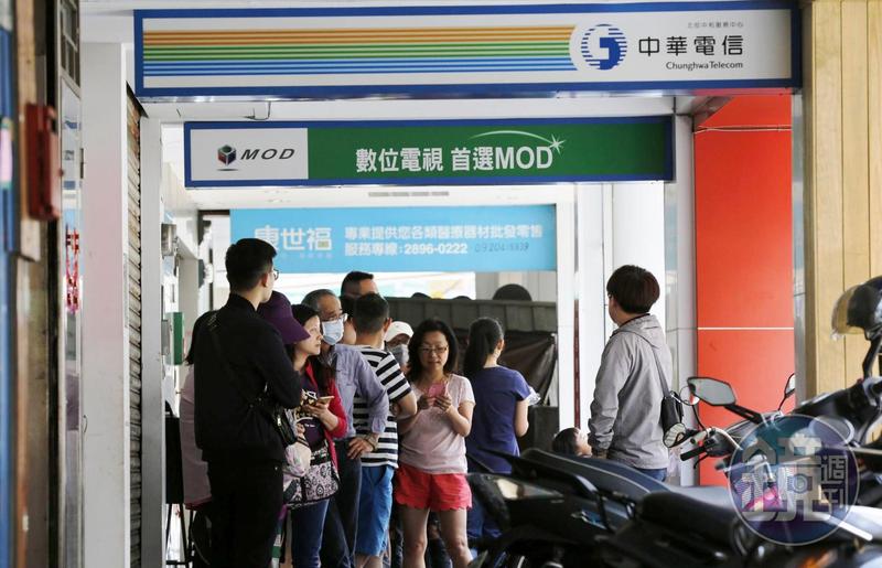 4G大戰人潮消化不完 電信員工半夜2點才下班