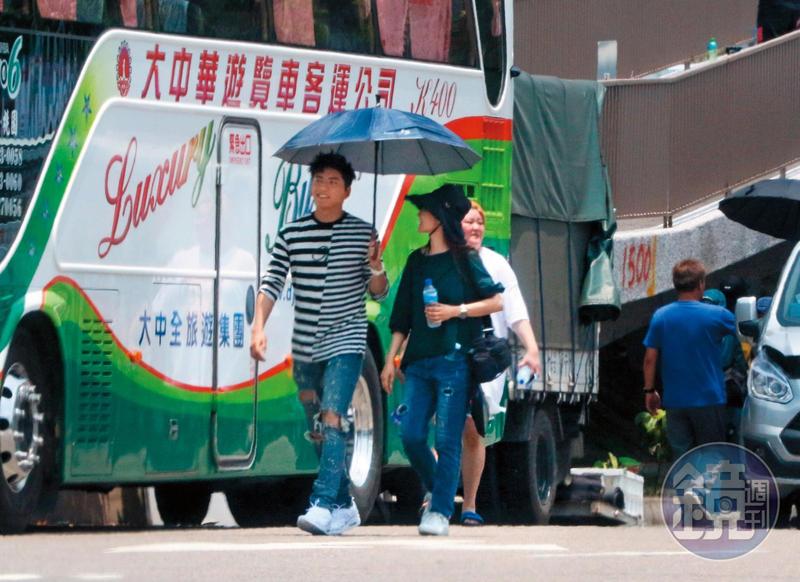 韓國女友不在身邊 王大陸撐傘摟肩帶她回家