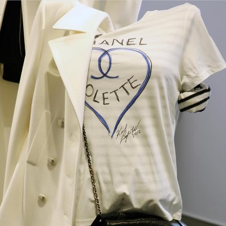 時尚老佛爺Karl Lagerfeld的聯名手繪稿。〈翻攝自colette IG〉