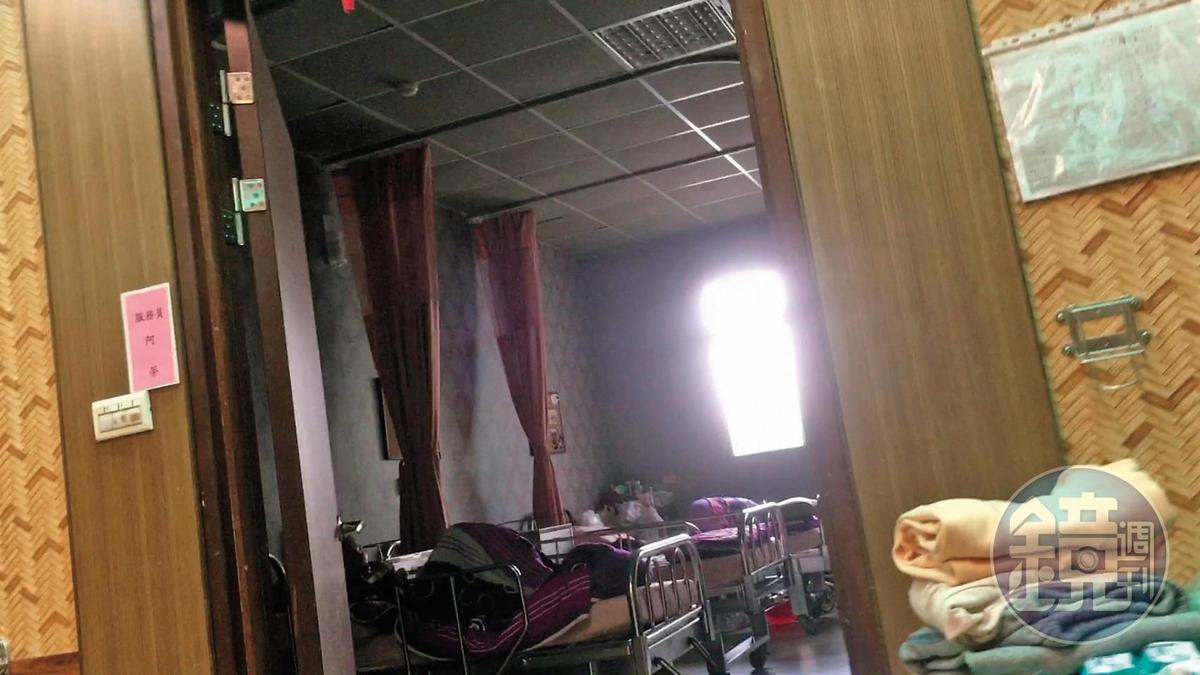 記者走近健安老人養護中心內，聞到一股屎尿味。