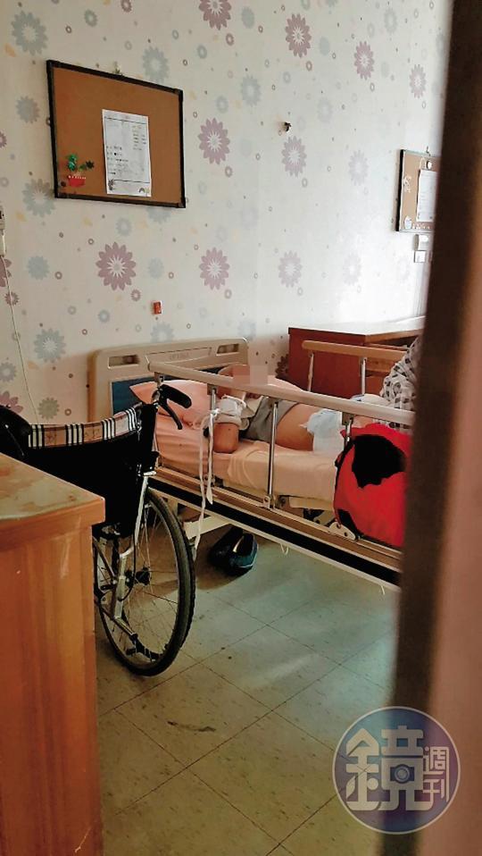 一名住在健安養護中心的老人，雙手被束帶打死結固定在床的二側。