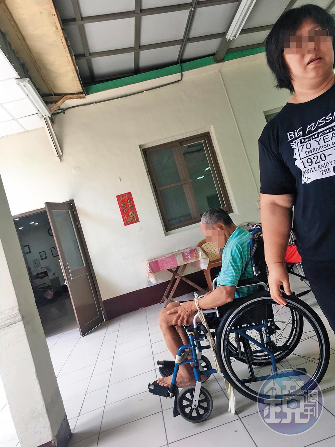 記者二度走訪長生老人養護中心,發現用束帶綁住老人的情形仍持續上演。