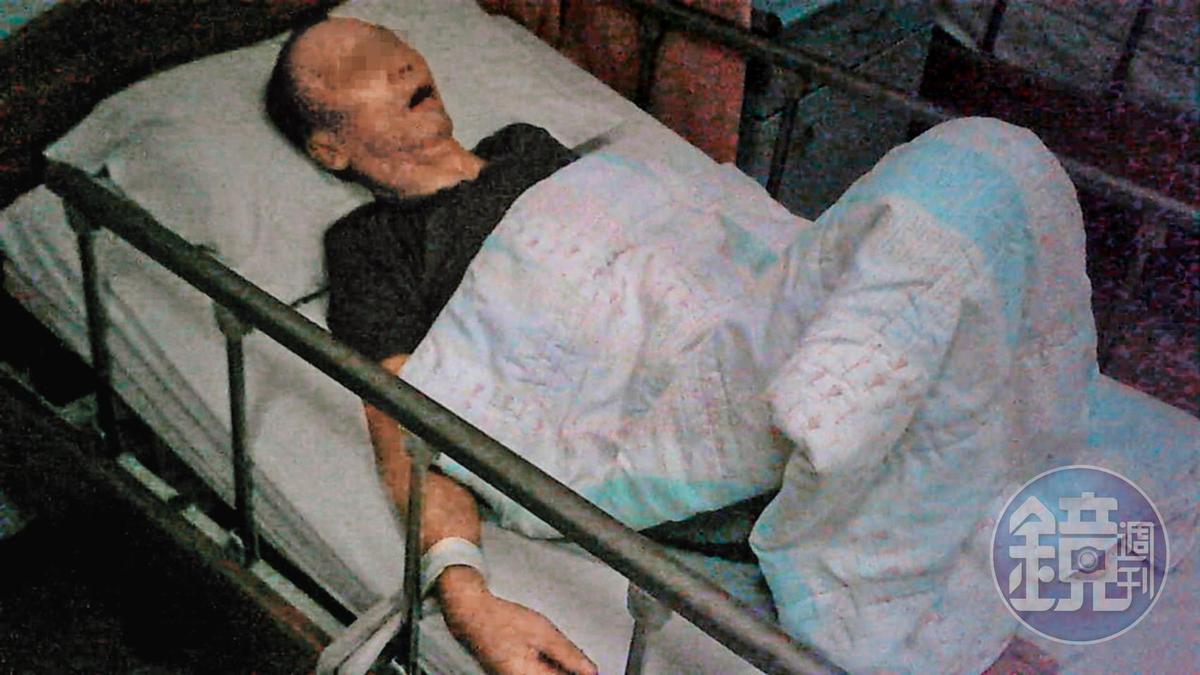 本刊實地走訪長生老人養護中心發現,老人被束帶綁住手腳的情形幾乎是常態。