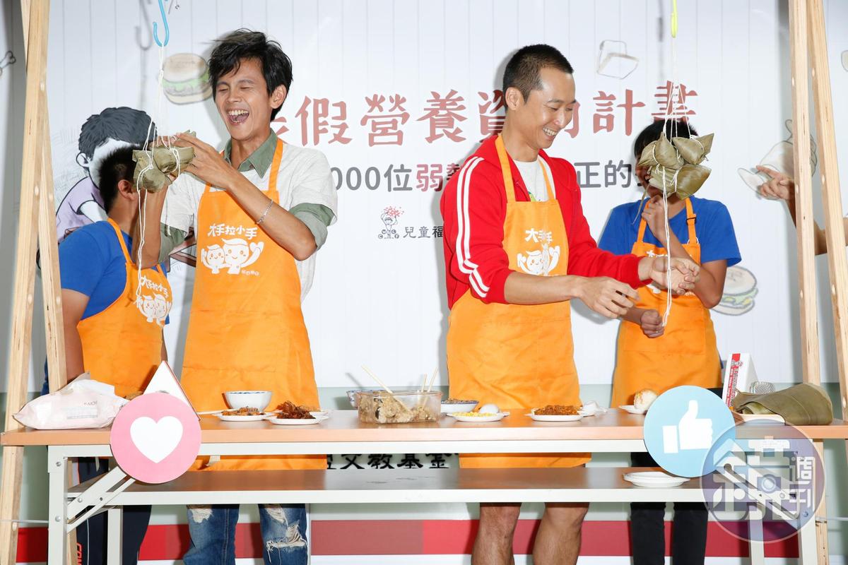 浩角翔起出席兒童福利聯盟文教基金會今天記者會,和小朋友一起製作愛心粽。