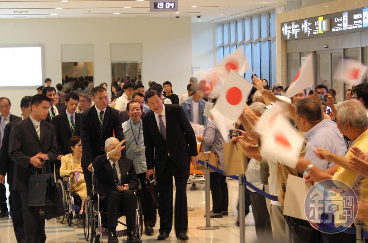 前總統李登輝晚間抵達沖繩那霸機場,接機民眾熱情歡迎。