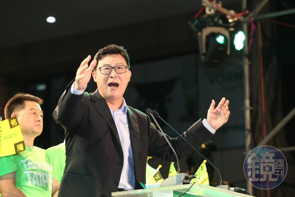 姚文智抨擊，柯Ｐ主張「兩岸一家親」，與國民黨參選丁守中的「九二共識」，兩種選擇其實是同一種。