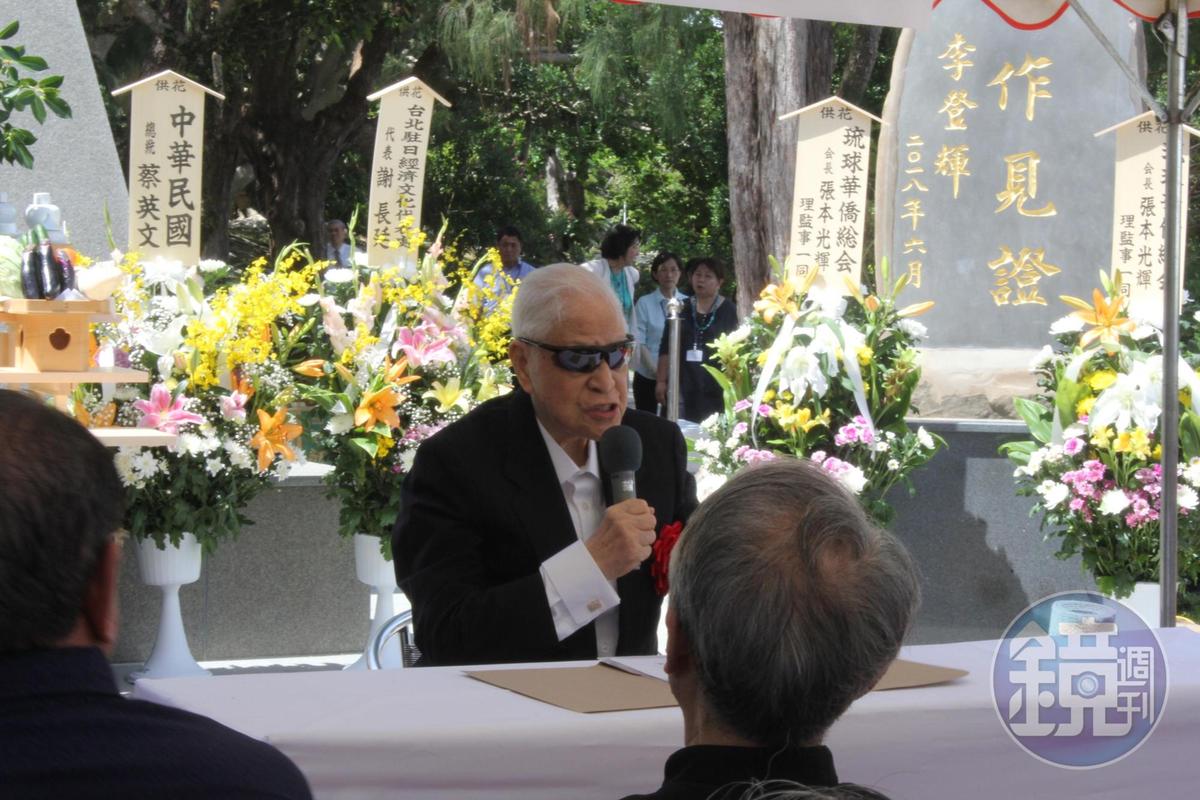 李登輝揭碑後,發表約5分鐘演說,又再次激動哽咽。