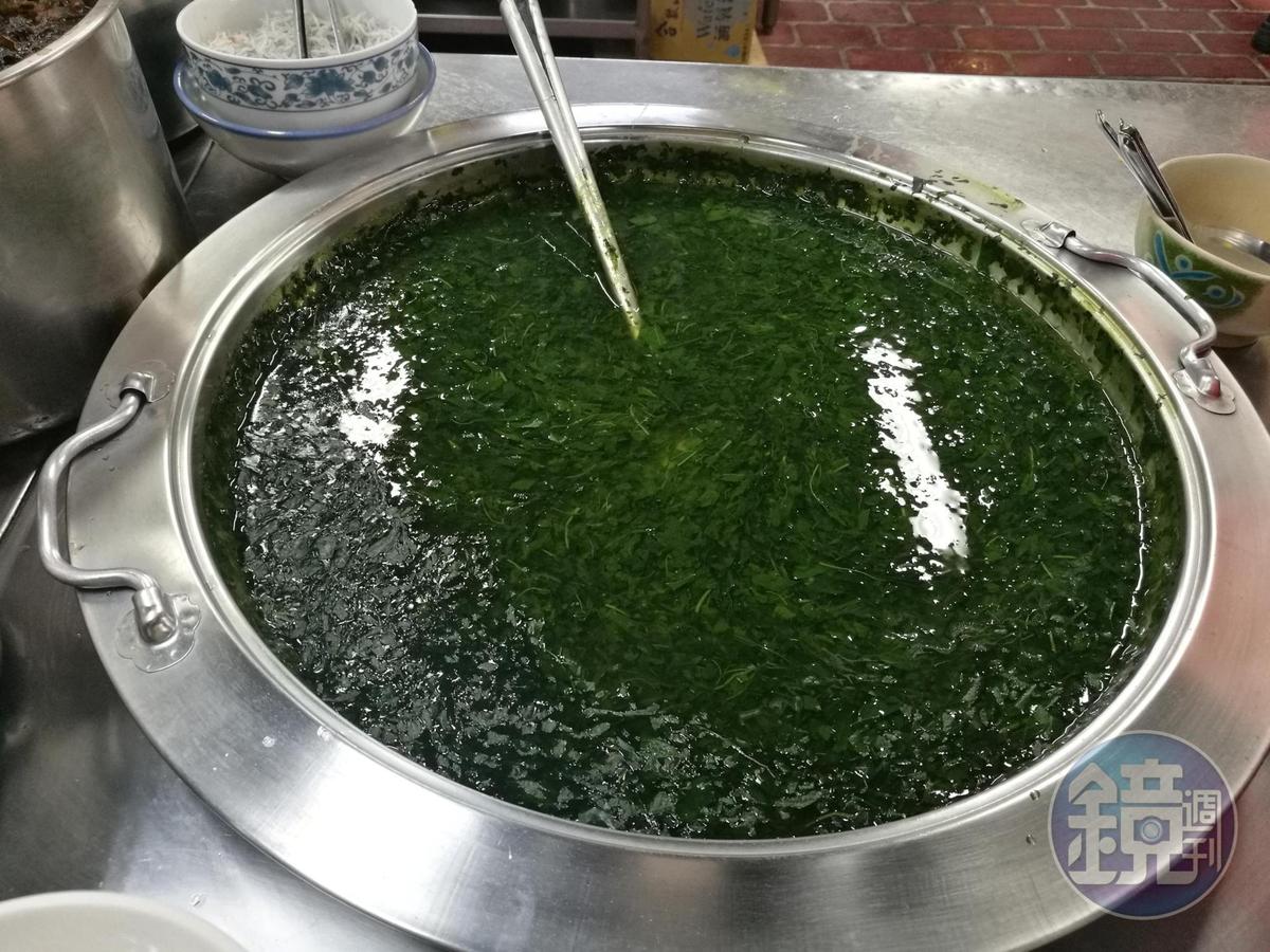 麻薏嫩葉煮湯前，還得用手搓揉，以水去除黏液和苦味，再加入番薯、魩仔魚煮成羹湯。