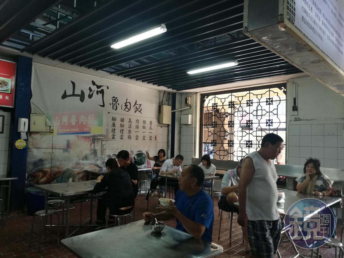 台中第二市場內從凌晨5點就開賣的｢山河魯肉飯｣。