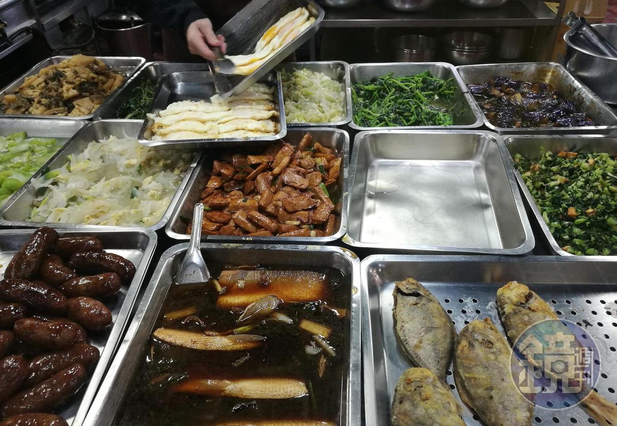30多年歷史的｢山河魯肉飯｣，早餐彷彿吃自助餐，小菜有多樣選擇。