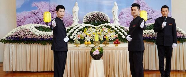床罩的樣式與配色，讓人不經意聯想到「治喪期間」所用擺設與配色。（翻攝自龍巖官網）