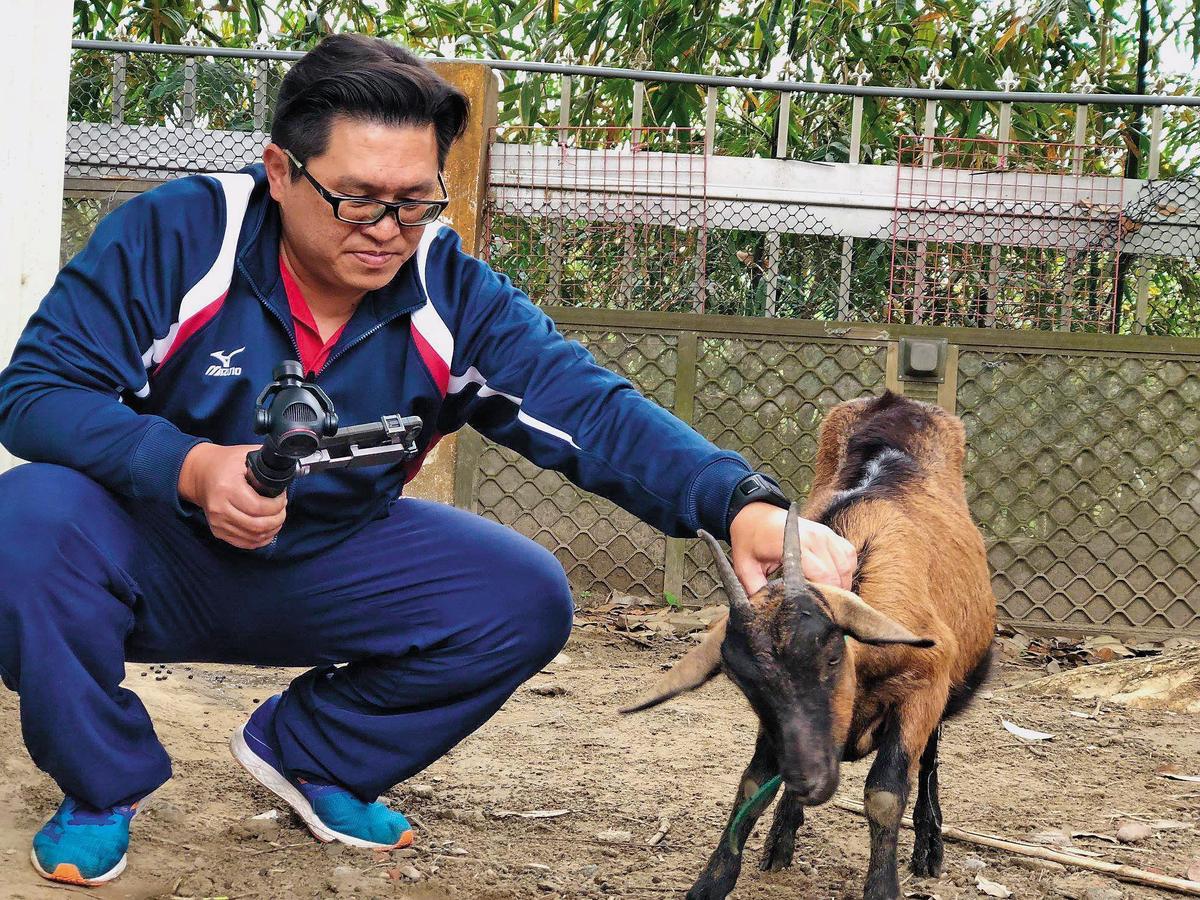 山上國中飼養山羊出名,江宇倫經常規劃各種課程,甚至還在山羊滿月時準備紅蛋,更拍攝不少關於山羊的微電影。(翻攝自江宇倫臉書)