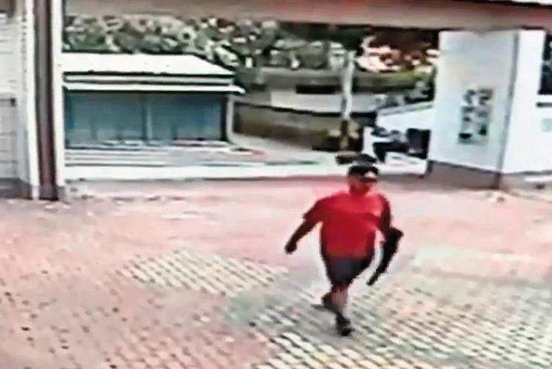老師拿槍嚇學生?為什麼校園有長槍的理由非常瞎