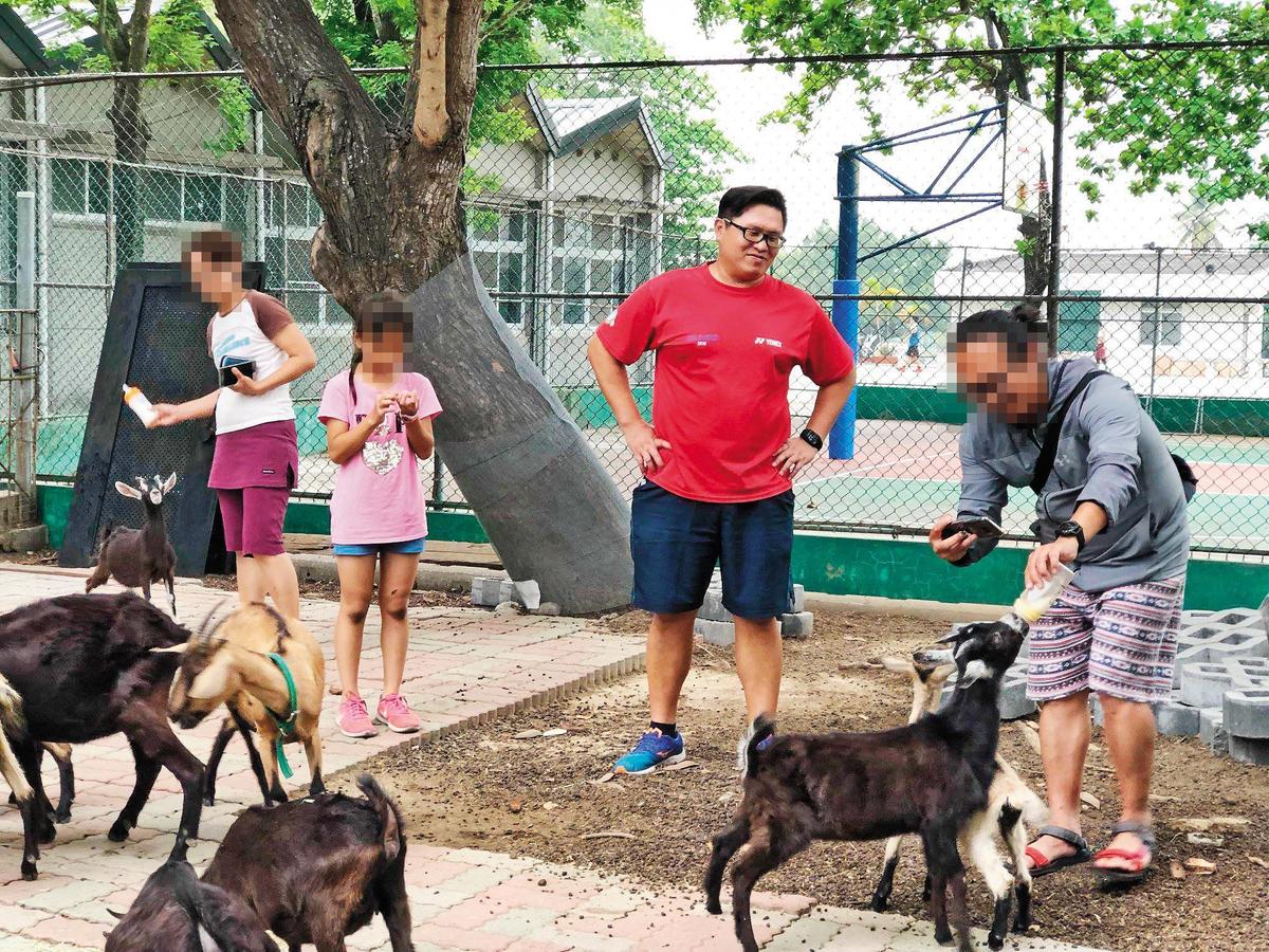 山上國中飼養十幾隻山羊幫忙除草,江宇倫將飼養過程當成生命教育,導正行為偏差學生,獲得不少好評。(翻攝自江宇倫臉書)
