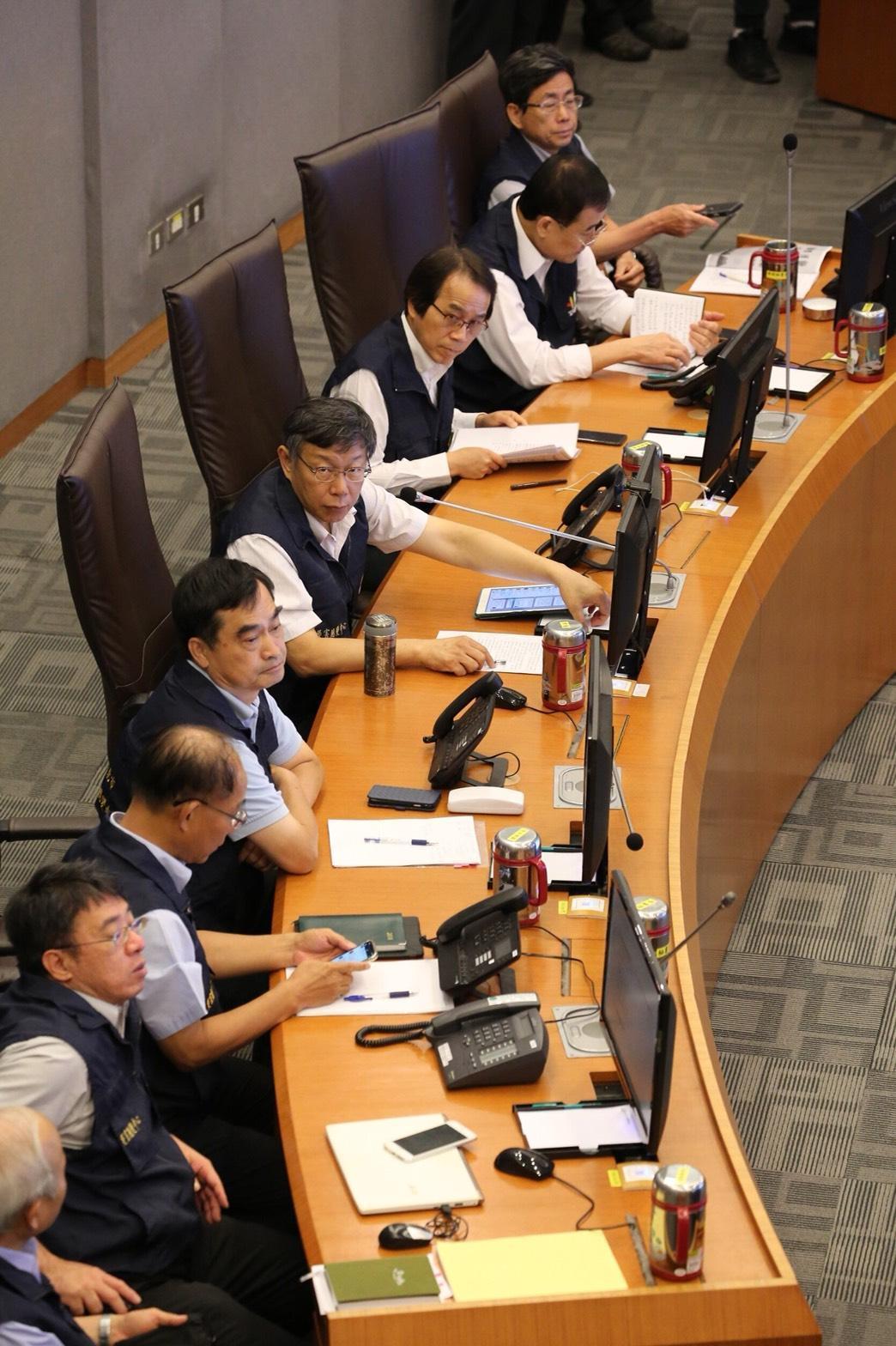 柯文哲上午坐鎮台北市災害應變中心聽取工作報告。(北市府提供)